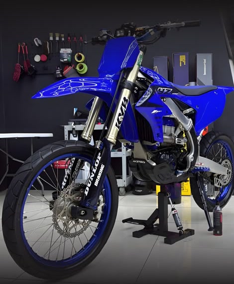 Moto Yamaha con PPF, detalle del carenado — Lobito Auto Detailing